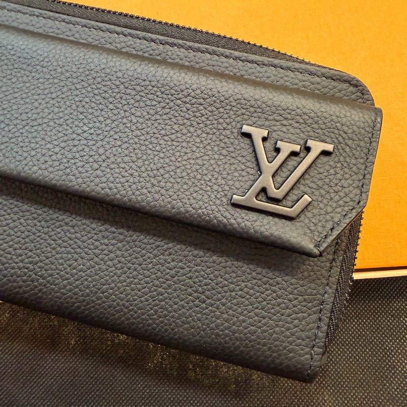 LV 黑牛皮黑釦下蓋手拿長夾12卡-0
