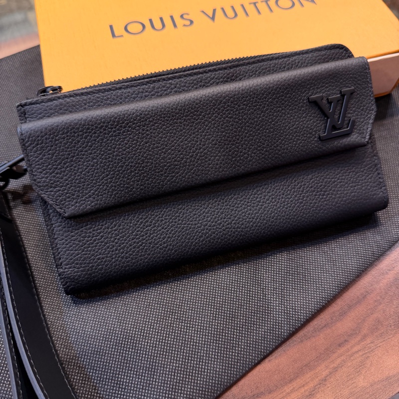 LV 黑牛皮黑釦下蓋手拿長夾12卡-1