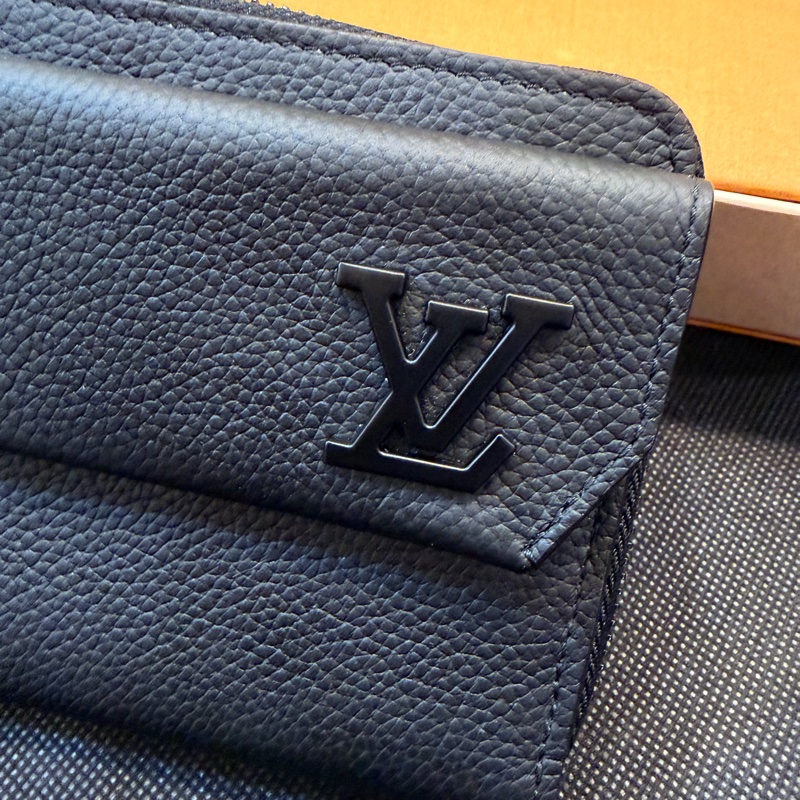 LV 黑牛皮黑釦下蓋手拿長夾12卡-2
