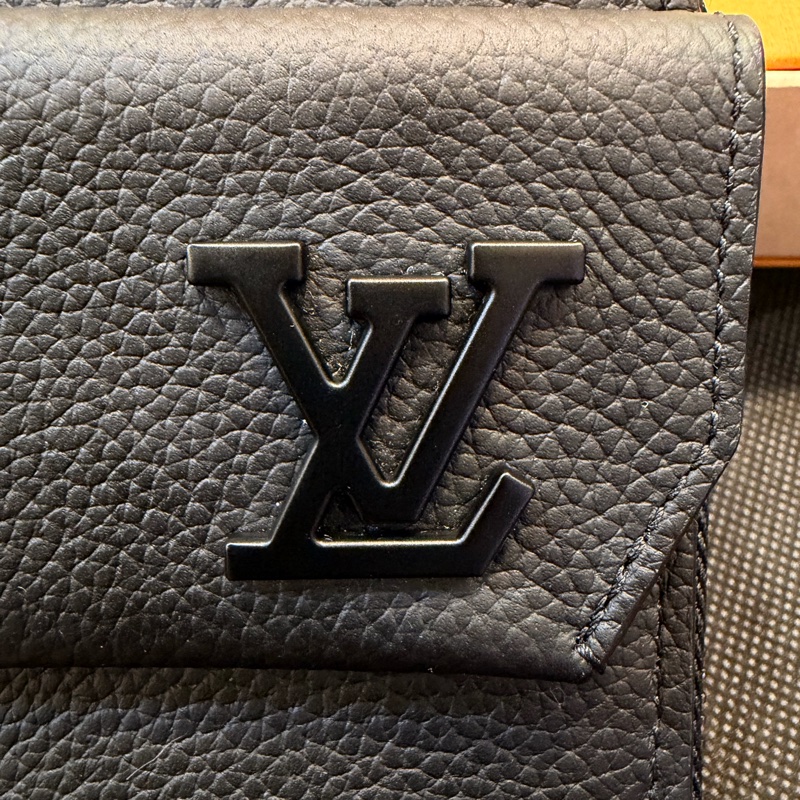 LV 黑牛皮黑釦下蓋手拿長夾12卡-3