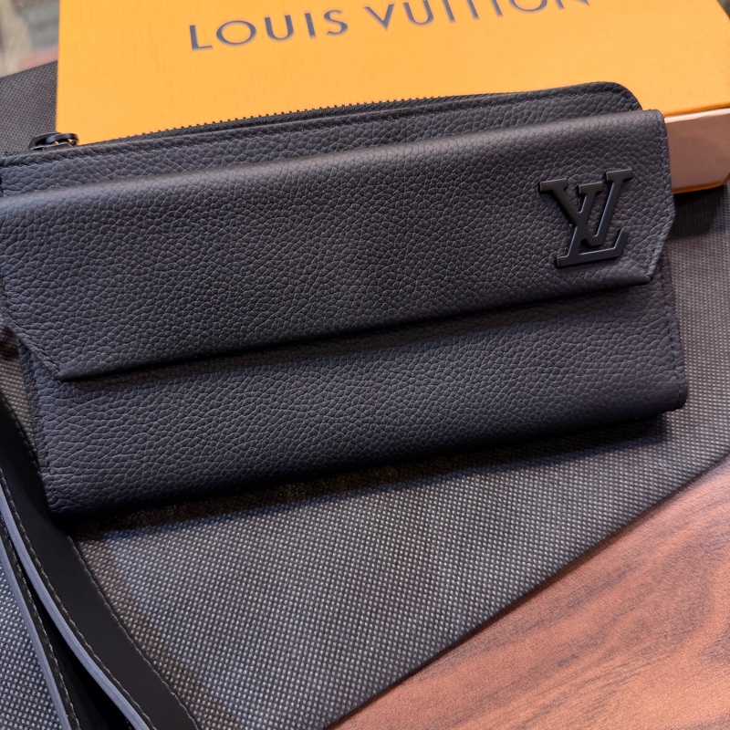 LV 黑牛皮黑釦下蓋手拿長夾12卡-6
