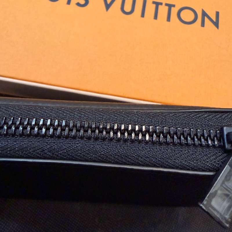LV 黑牛皮黑釦下蓋手拿長夾12卡-9