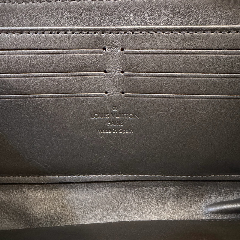LV 黑牛皮黑釦下蓋手拿長夾12卡-14