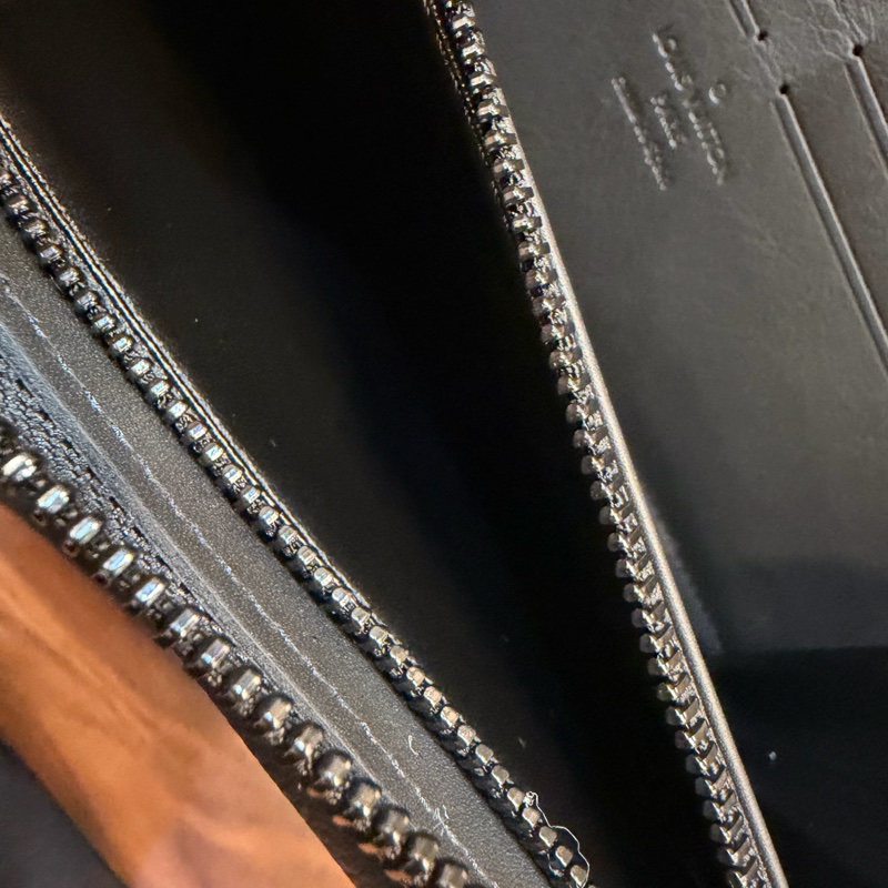 LV 黑牛皮黑釦下蓋手拿長夾12卡-16