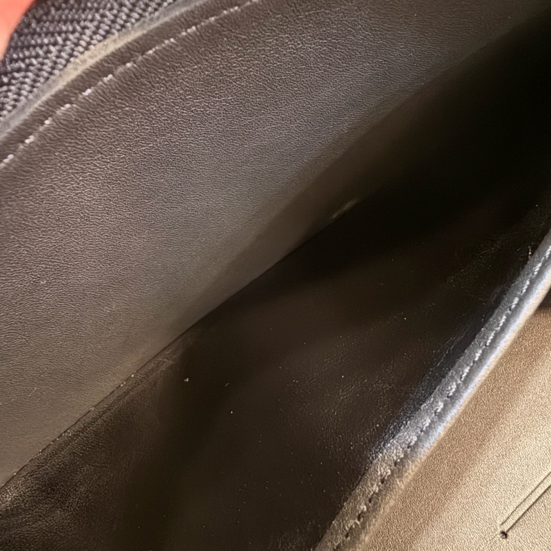 LV 黑牛皮黑釦下蓋手拿長夾12卡-17