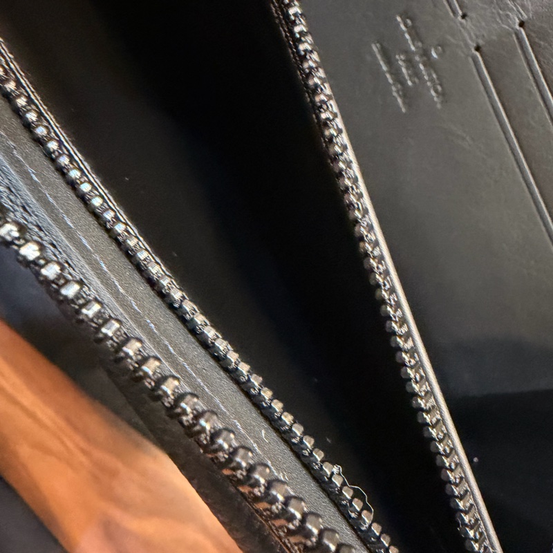 LV 黑牛皮黑釦下蓋手拿長夾12卡-22
