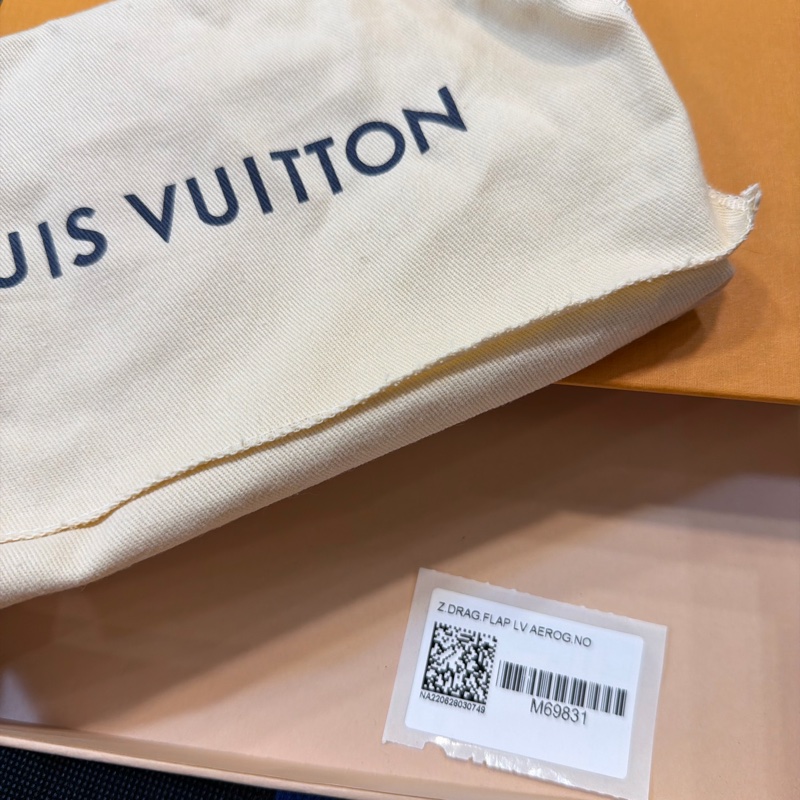 LV 黑牛皮黑釦下蓋手拿長夾12卡-23