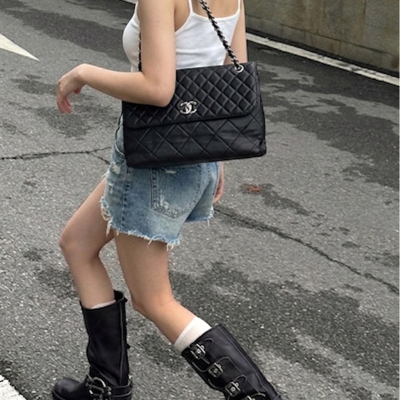 Chanel /香奈兒 貝嫂機場包 14開 黑銀牛皮 上身又酷又颯 尺寸：32*22*7-2