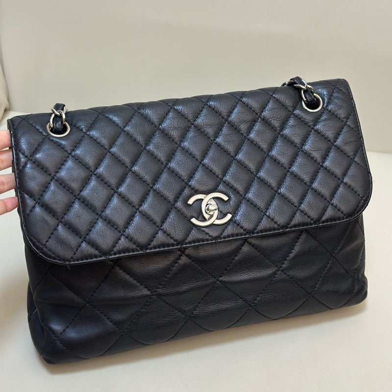 Chanel /香奈兒 貝嫂機場包 14開 黑銀牛皮 上身又酷又颯 尺寸：32*22*7-3