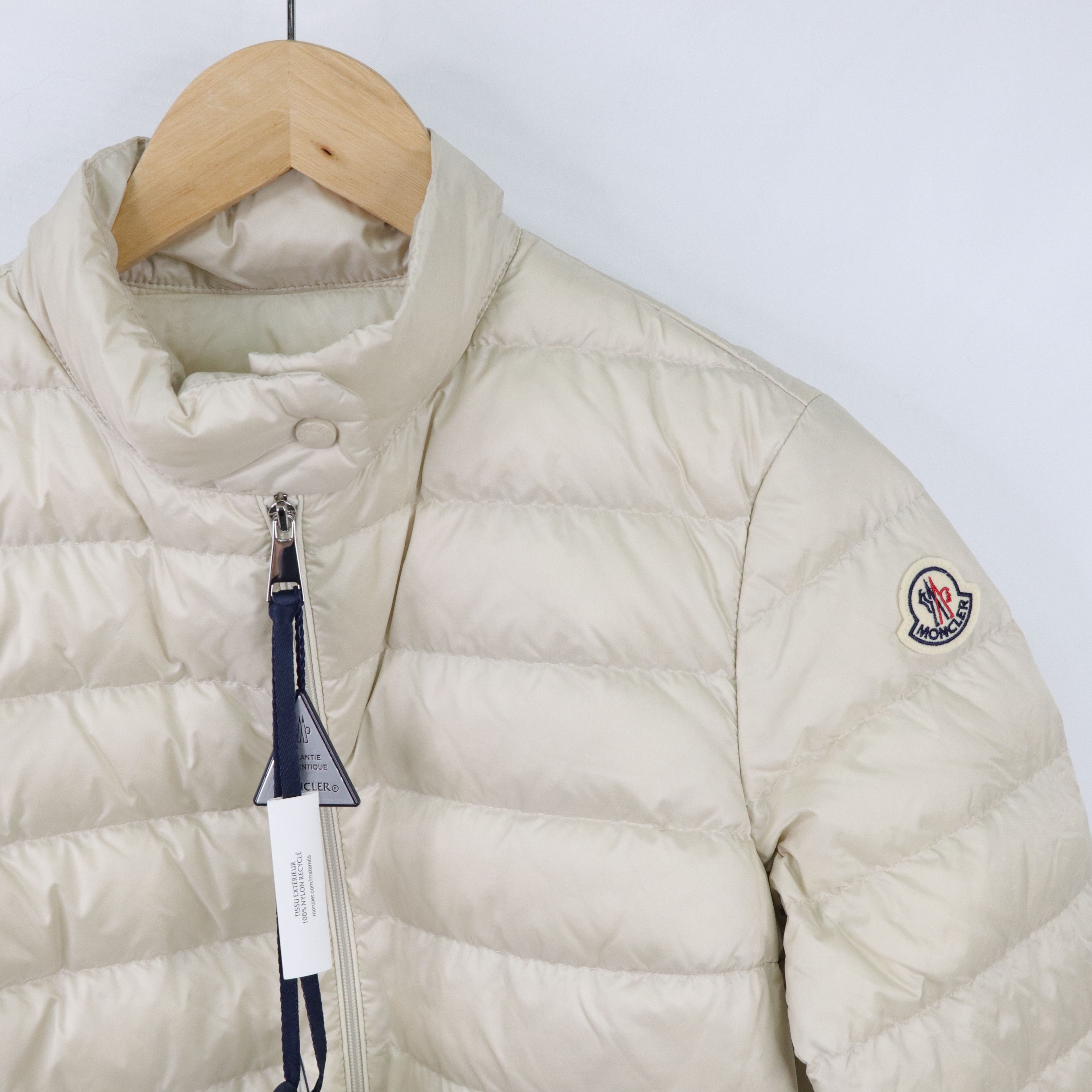 MONCLER 羽絨外套 米白 口袋 冬天外套 女生外套 雪地外套-1