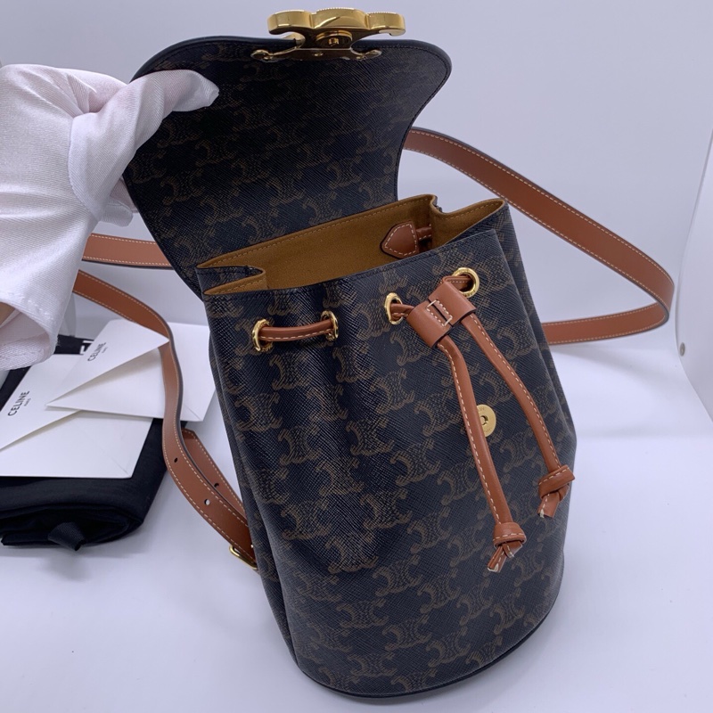 Celine 賽琳✨凱旋門 Triomphe帆布印花 老花抽繩  翻蓋磁扣開 輕微的雲紋飄動效果，喚起復古歷史感 光滑牛皮革雙肩包 女款 褐色26年購入-4