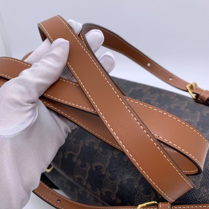 Celine 賽琳✨凱旋門 Triomphe帆布印花 老花抽繩  翻蓋磁扣開 輕微的雲紋飄動效果，喚起復古歷史感 光滑牛皮革雙肩包 女款 褐色26年購入-7