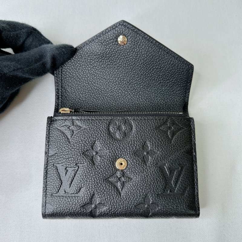 LV Victorine牛皮壓紋短夾-6