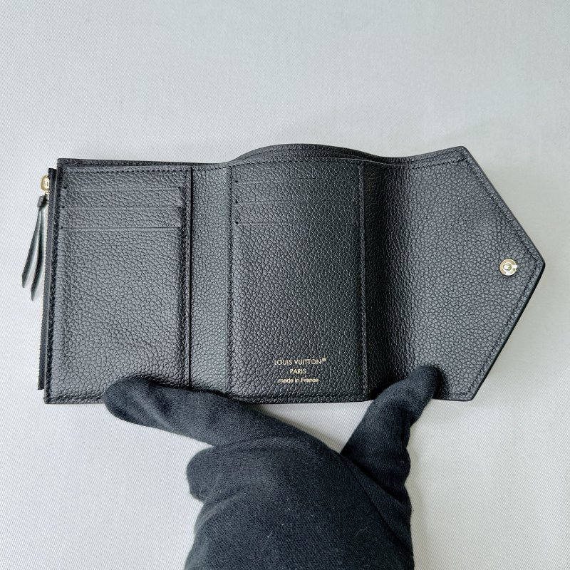 LV Victorine牛皮壓紋短夾-7