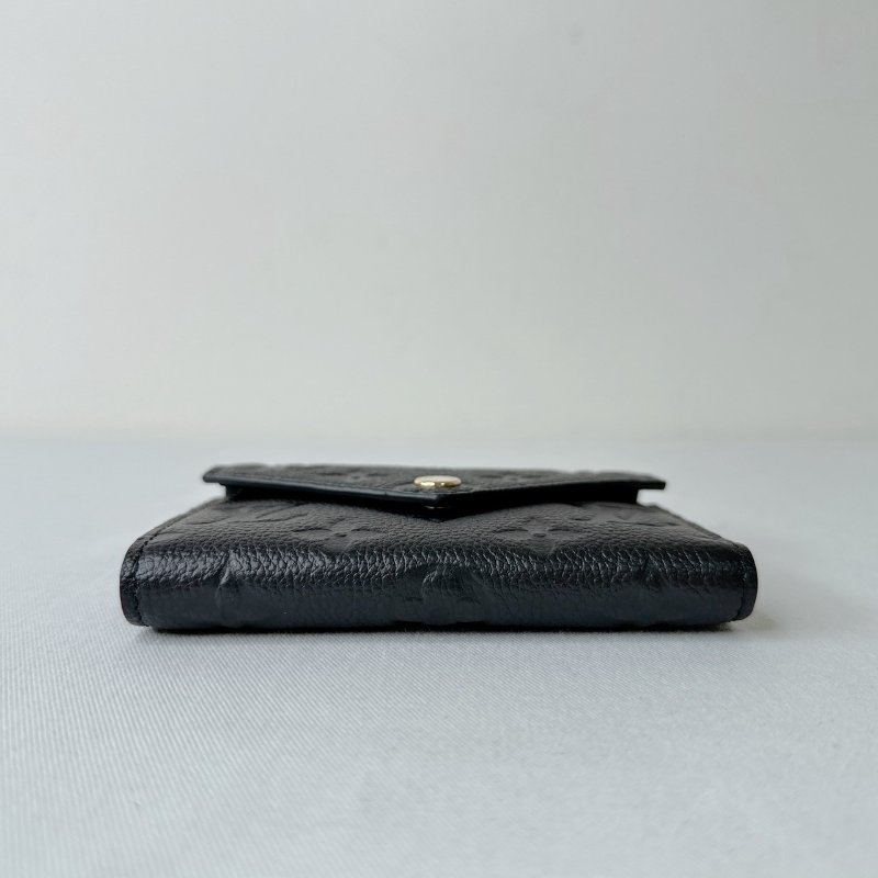 LV Victorine牛皮壓紋短夾-9