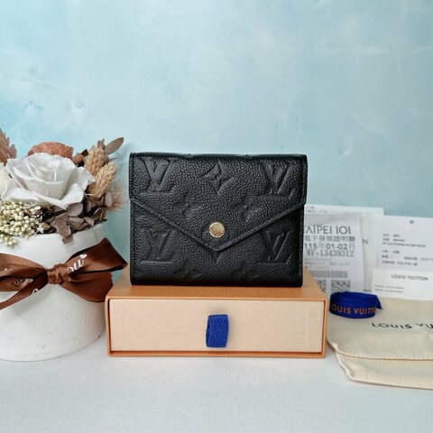 LV Victorine壓紋短夾