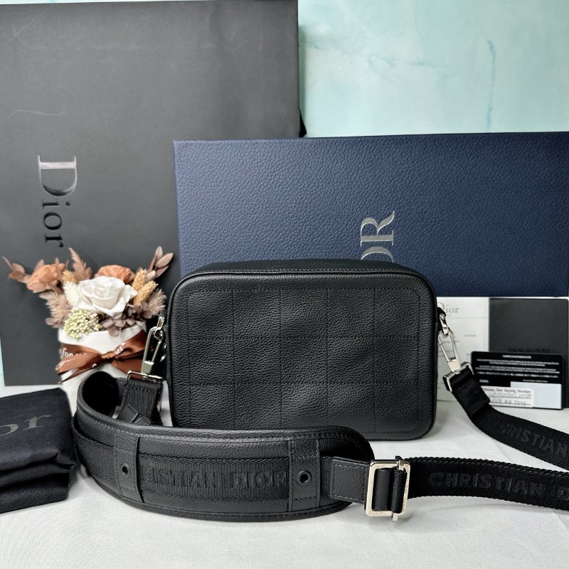 DIOR 全新Safari皮革郵差包-1