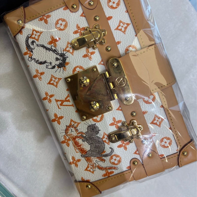 LV  LOUIS VUITTON貓狗限定白色硬盒子肩背包，晶片款-2