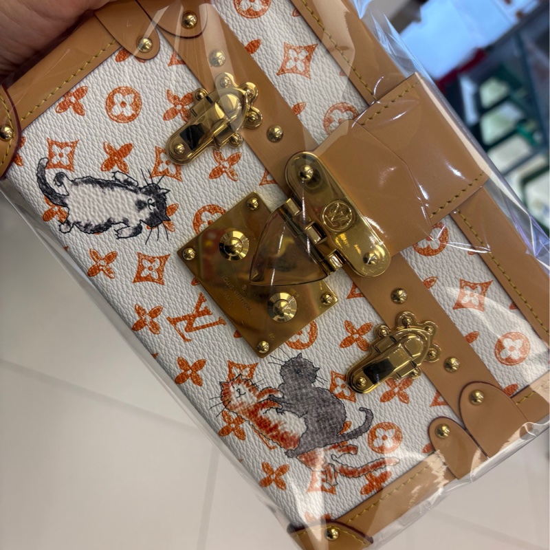 LV  LOUIS VUITTON貓狗限定白色硬盒子肩背包，晶片款-3
