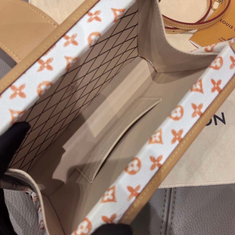 LV  LOUIS VUITTON貓狗限定白色硬盒子肩背包，晶片款-10
