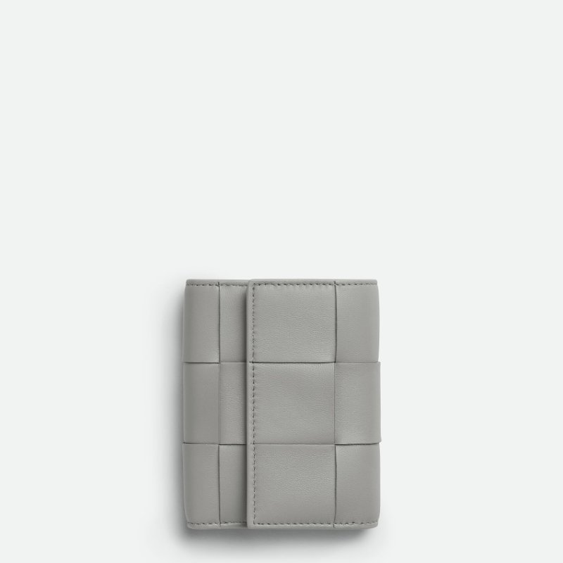 【BOTTEGA VENETA 寶緹嘉】專櫃經典款 大編織Nappa羊皮釦式三折短夾(750245-淺灰色)-0