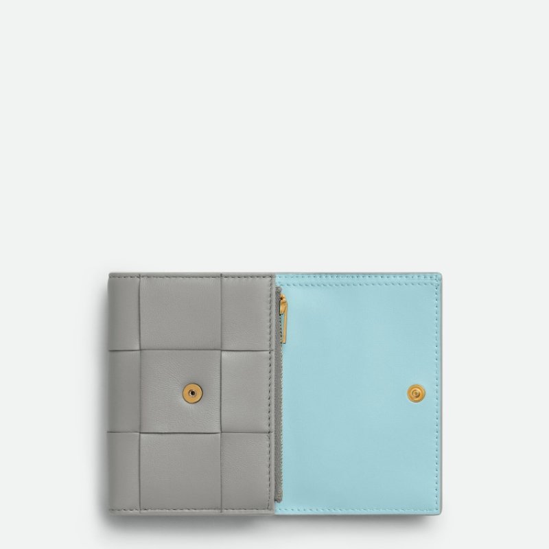 【BOTTEGA VENETA 寶緹嘉】專櫃經典款 大編織Nappa羊皮釦式三折短夾(750245-淺灰色)-1