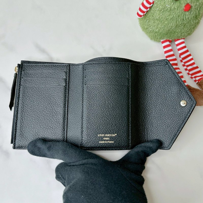 LV Victorine皮革信封短夾-5