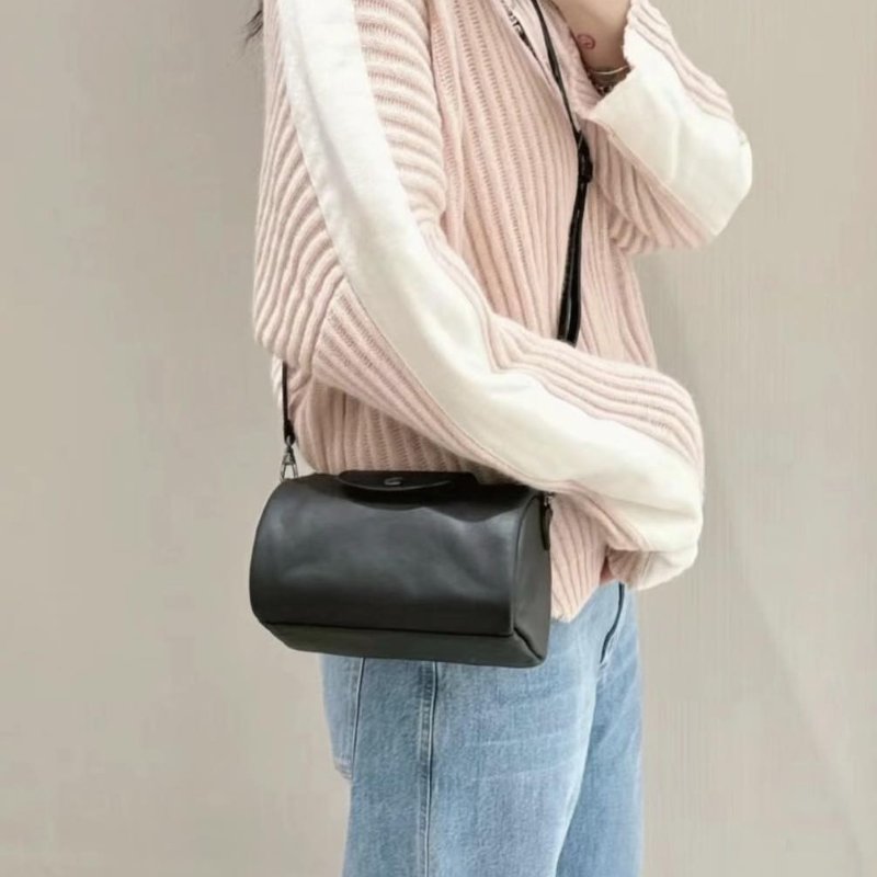 【現貨】 Longchamp 黑色圓筒包-0