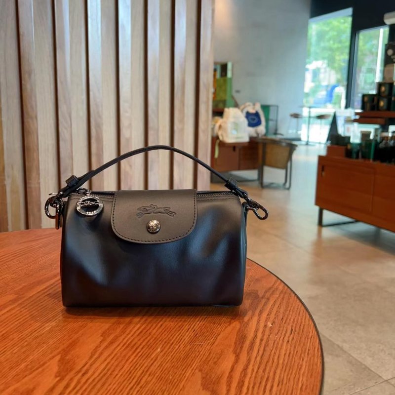 【現貨】 Longchamp 黑色圓筒包-6