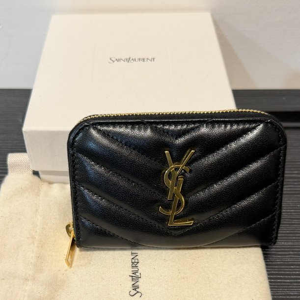 YSL CASSANDRE MATELASSÉ絎縫小羊皮零錢卡套錢包（黑金）-0