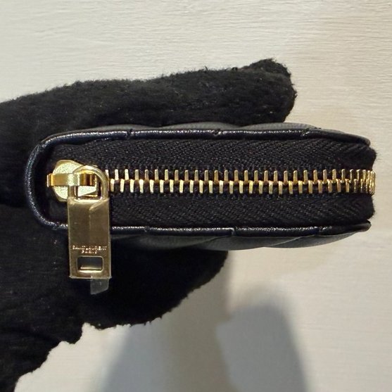 YSL CASSANDRE MATELASSÉ絎縫小羊皮零錢卡套錢包（黑金）-3