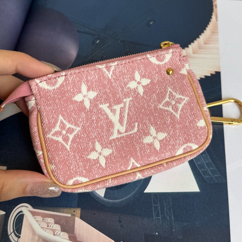 LV粉色丹寧白logo拉鏈零錢包👛-1