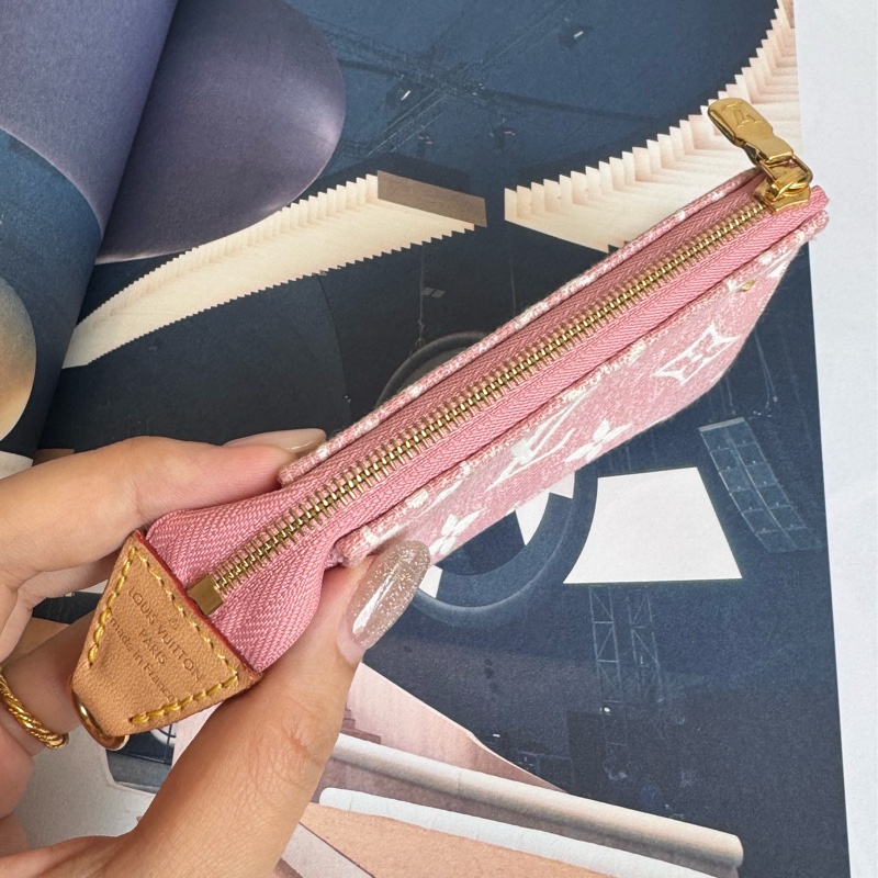 LV粉色丹寧白logo拉鏈零錢包👛-2