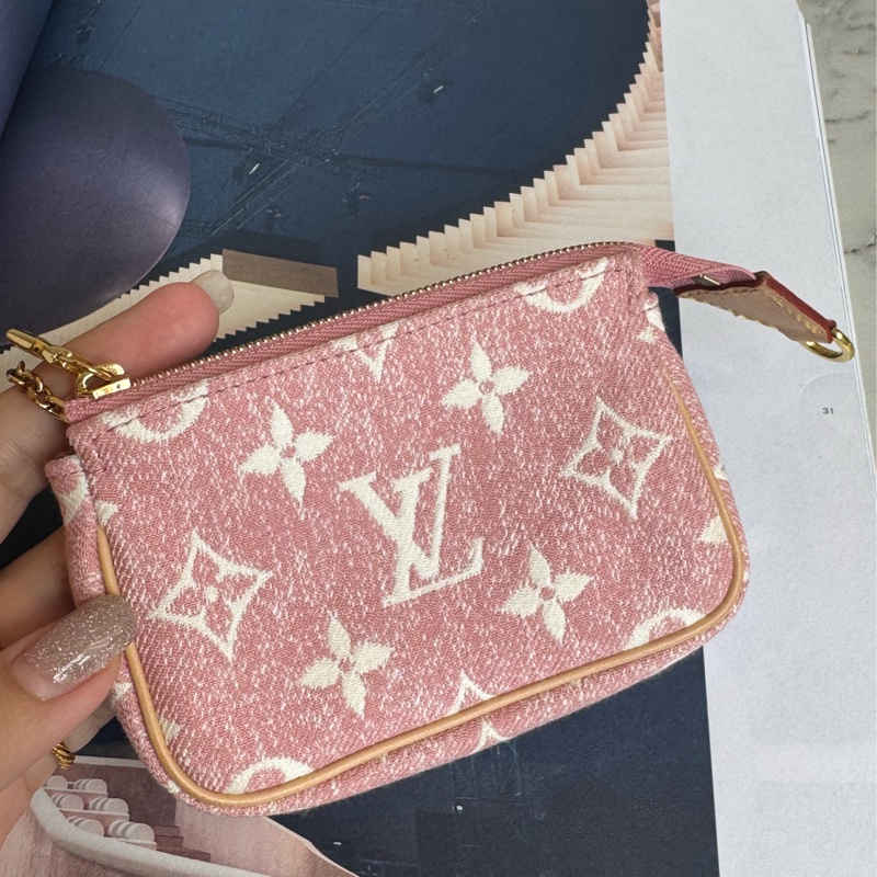LV粉色丹寧白logo拉鏈零錢包👛-3