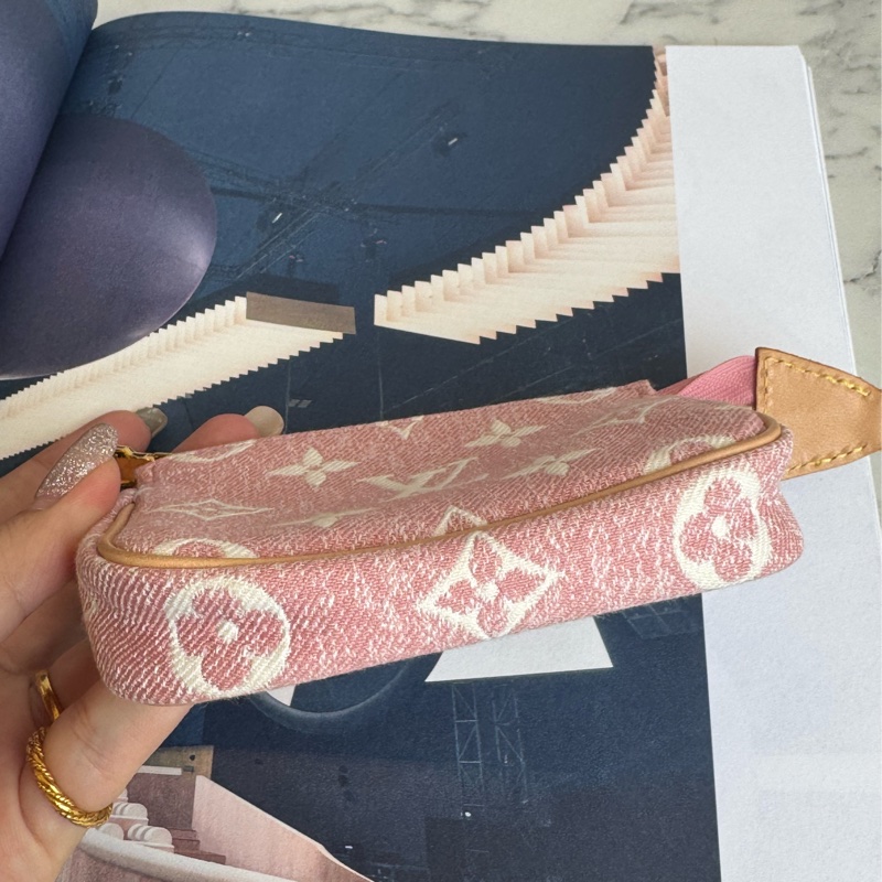 LV粉色丹寧白logo拉鏈零錢包👛-4