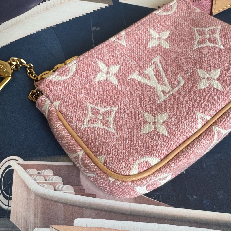 LV粉色丹寧白logo拉鏈零錢包👛-7