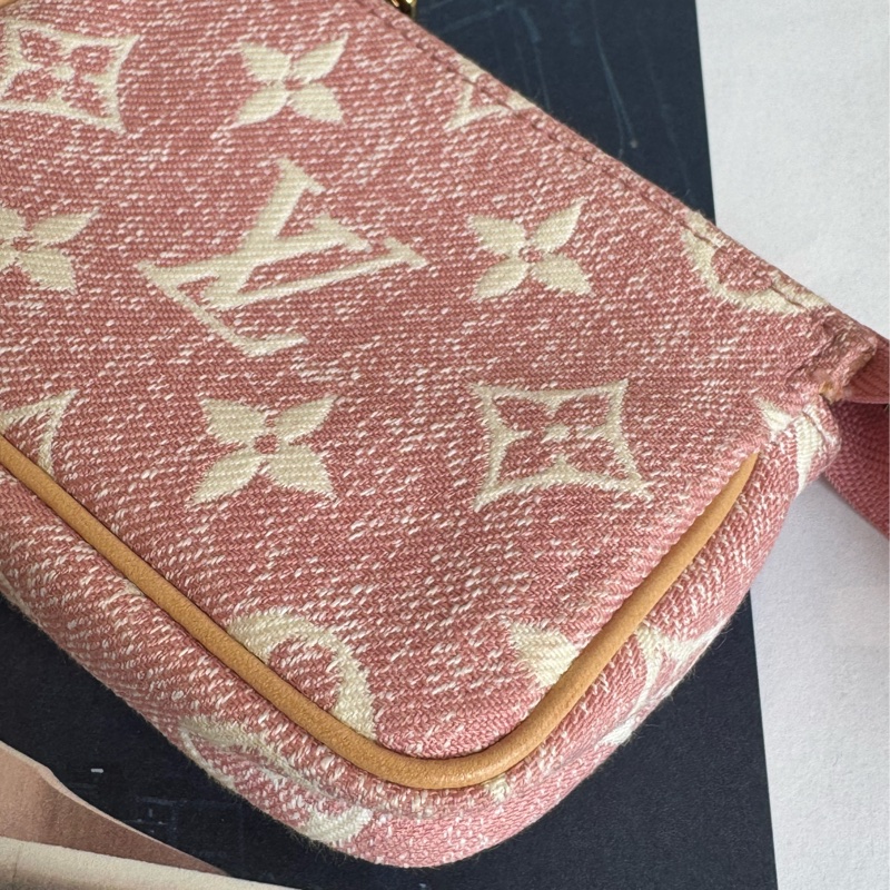 LV粉色丹寧白logo拉鏈零錢包👛-8