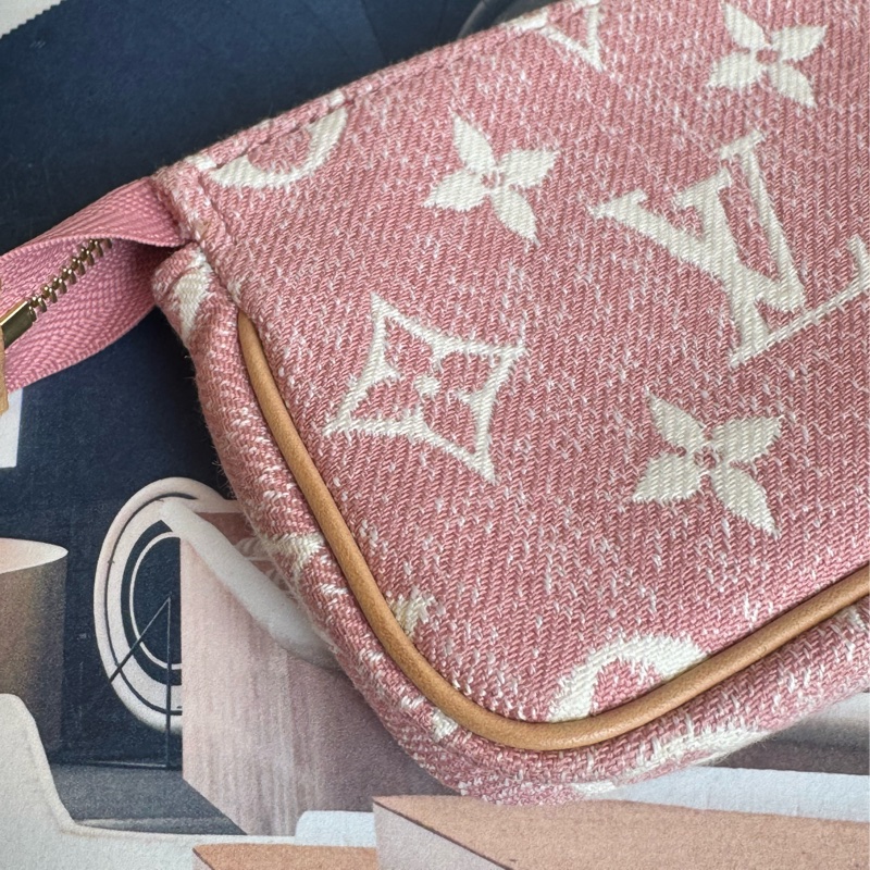 LV粉色丹寧白logo拉鏈零錢包👛-9