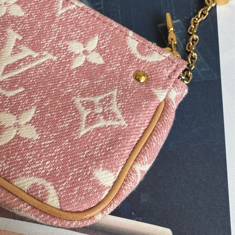 LV粉色丹寧白logo拉鏈零錢包👛-10