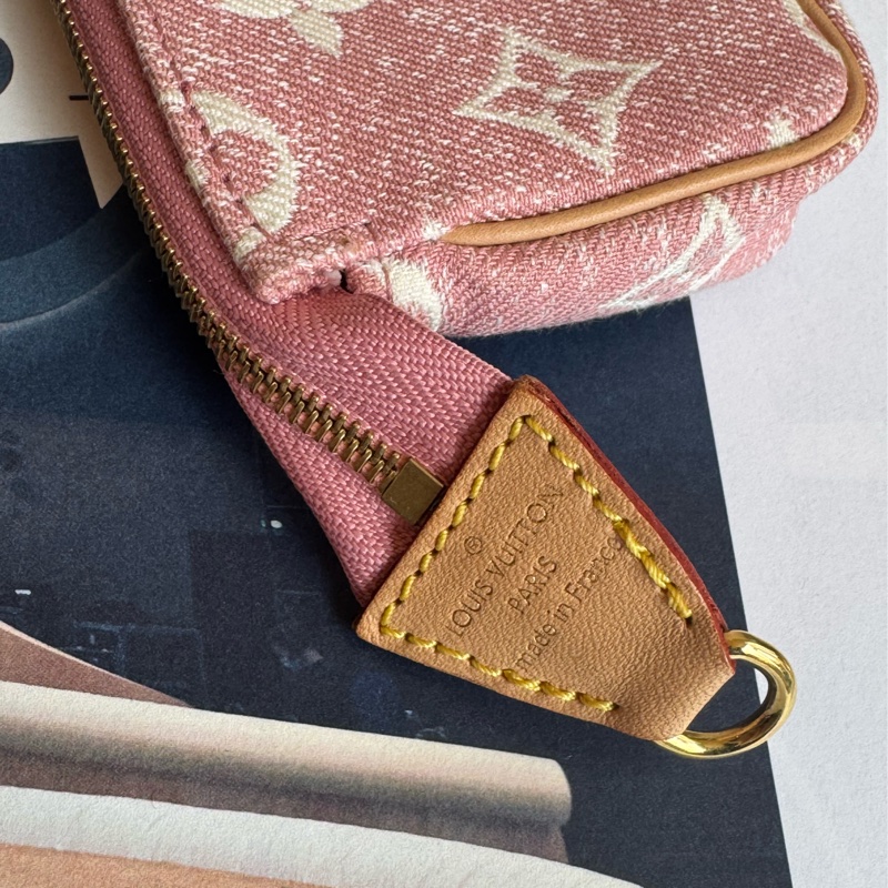 LV粉色丹寧白logo拉鏈零錢包👛-11
