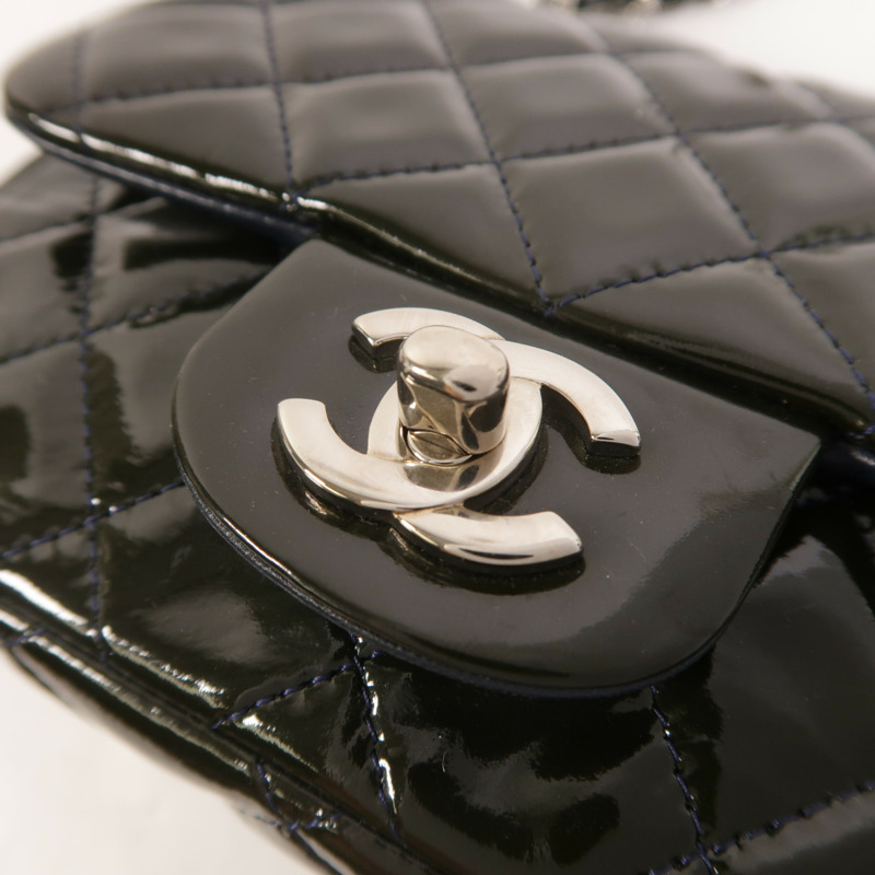 CHANEL 漆皮皮革 Mini Classic 17鏈帶肩背袋-9
