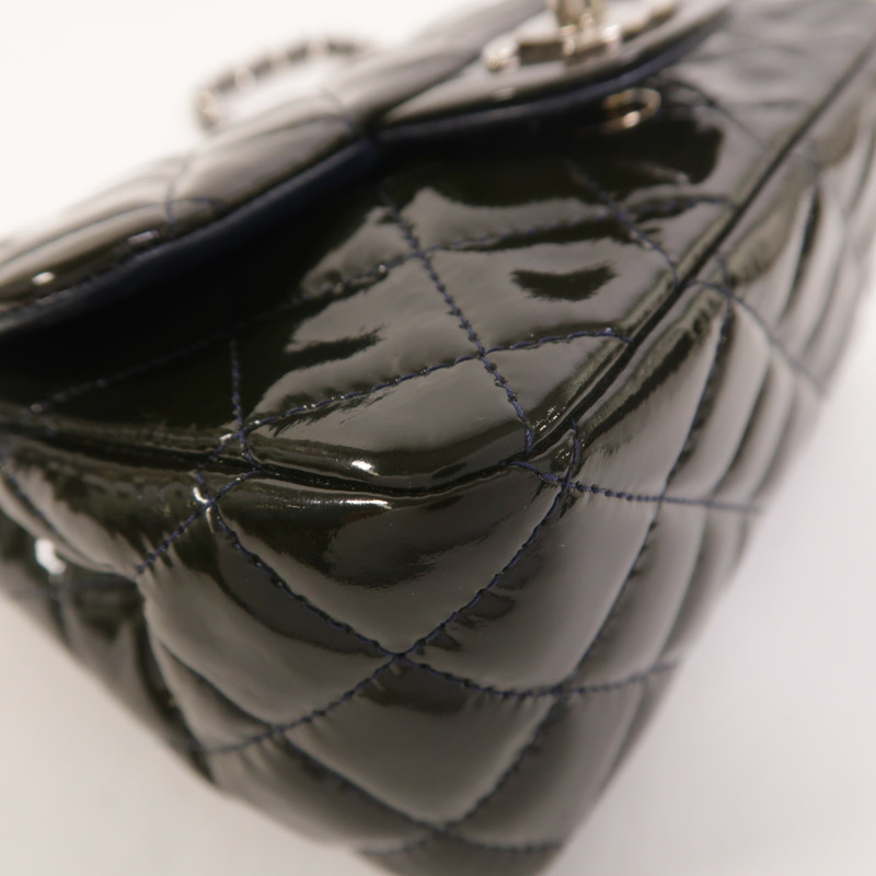 CHANEL 漆皮皮革 Mini Classic 17鏈帶肩背袋-11