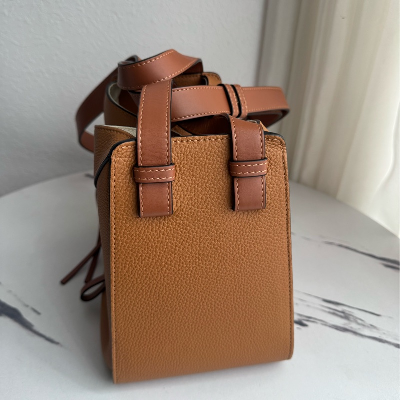 Loewe焦糖色吊床包mini-1