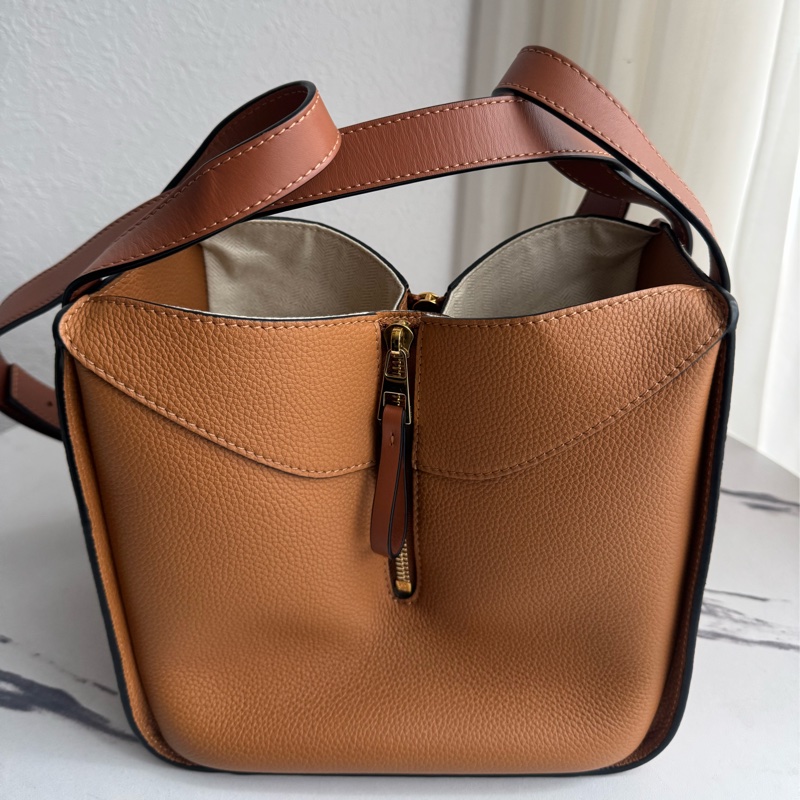 Loewe焦糖色吊床包mini-3