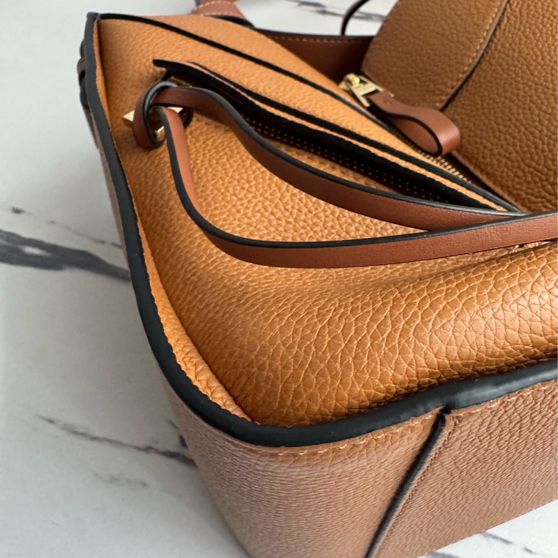 Loewe焦糖色吊床包mini-7