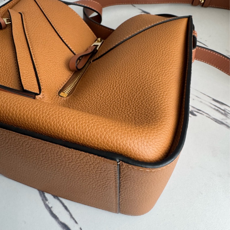 Loewe焦糖色吊床包mini-8