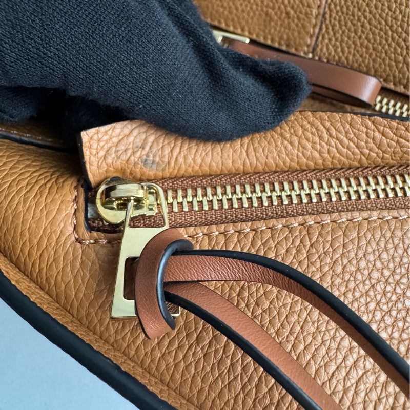 Loewe焦糖色吊床包mini-10
