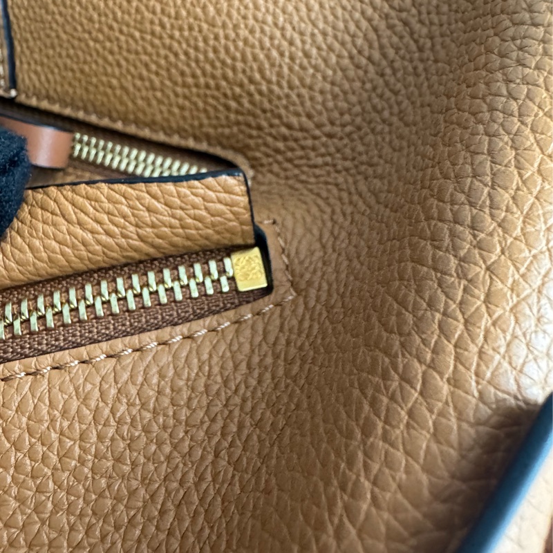 Loewe焦糖色吊床包mini-11