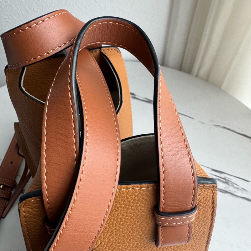 Loewe焦糖色吊床包mini-22