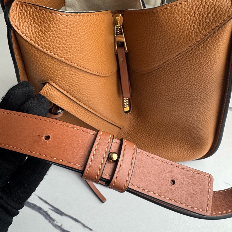 Loewe焦糖色吊床包mini-23
